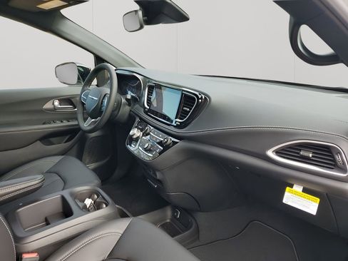 New 2026 Chrysler Pacifica Select FWD image 15