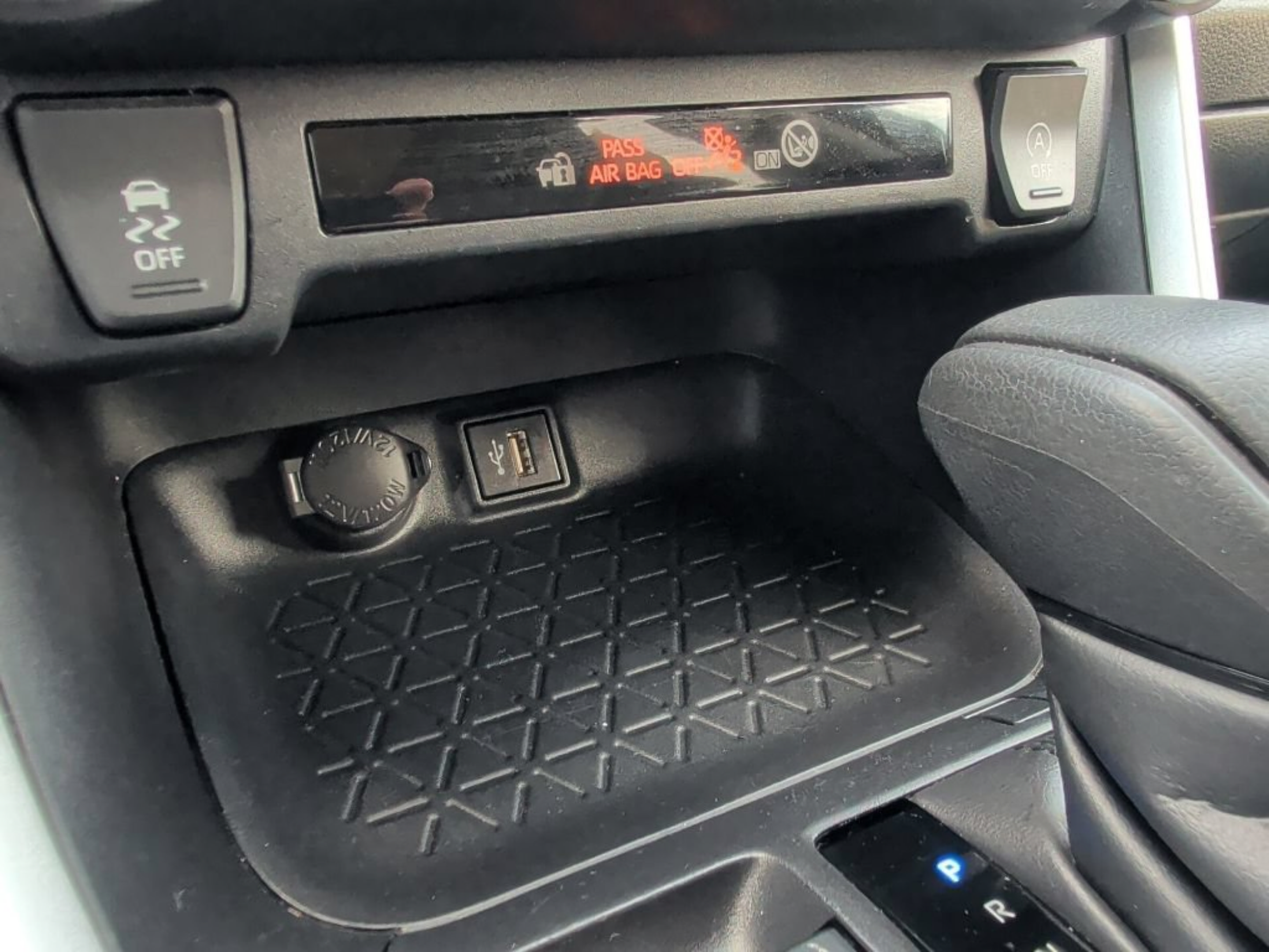 Used 2024 Toyota RAV4 XLE FWD image 24