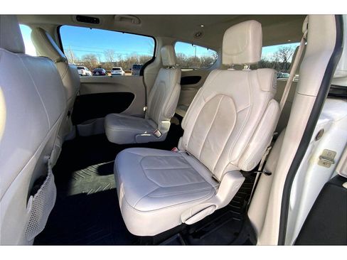Used 2020 Chrysler Pacifica Touring-L image 21