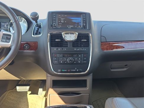 Used 2016 Chrysler Town & Country Touring w/ Driver Convenience Group image 14