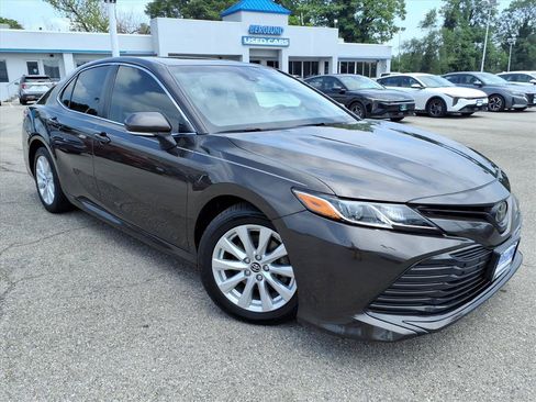 Used 2018 Toyota Camry LE w/ Convenience Package FWD image 2