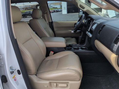 Used 2021 Toyota Sequoia Limited w/ Safety & Convenience Package AWD/4WD image 29