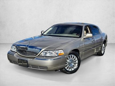 Used 2003 Lincoln Town Car Signature image 1
