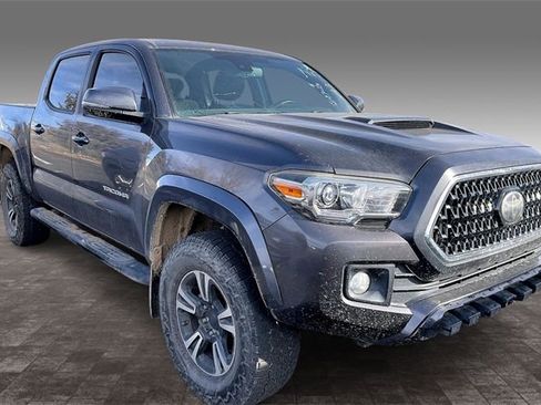 Used 2018 Toyota Tacoma TRD Sport image 2
