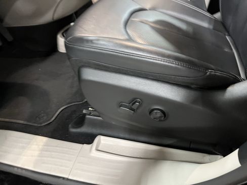 Used 2024 Chrysler Pacifica Select image 16