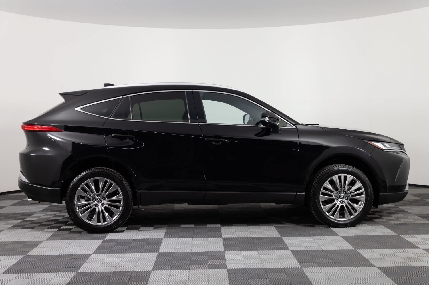 Used 2024 Toyota Venza XLE AWD/4WD image 9