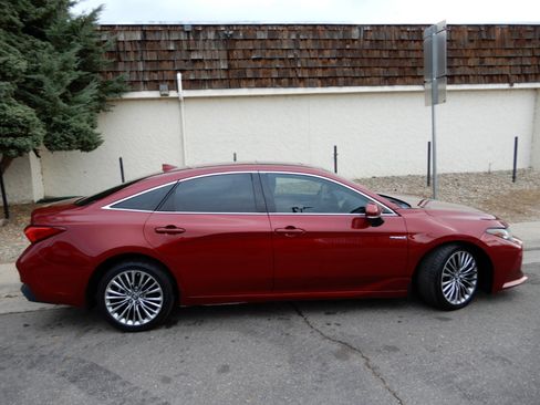 Used 2019 Toyota Avalon Limited image 4