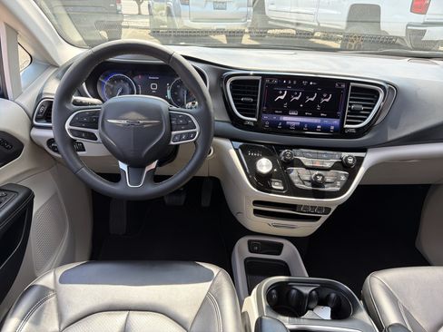 Used 2023 Chrysler Pacifica Touring-L FWD image 13