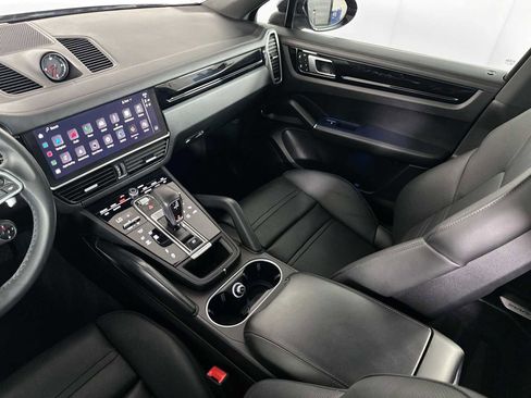 Certified 2022 Porsche Cayenne Platinum Edition image 25