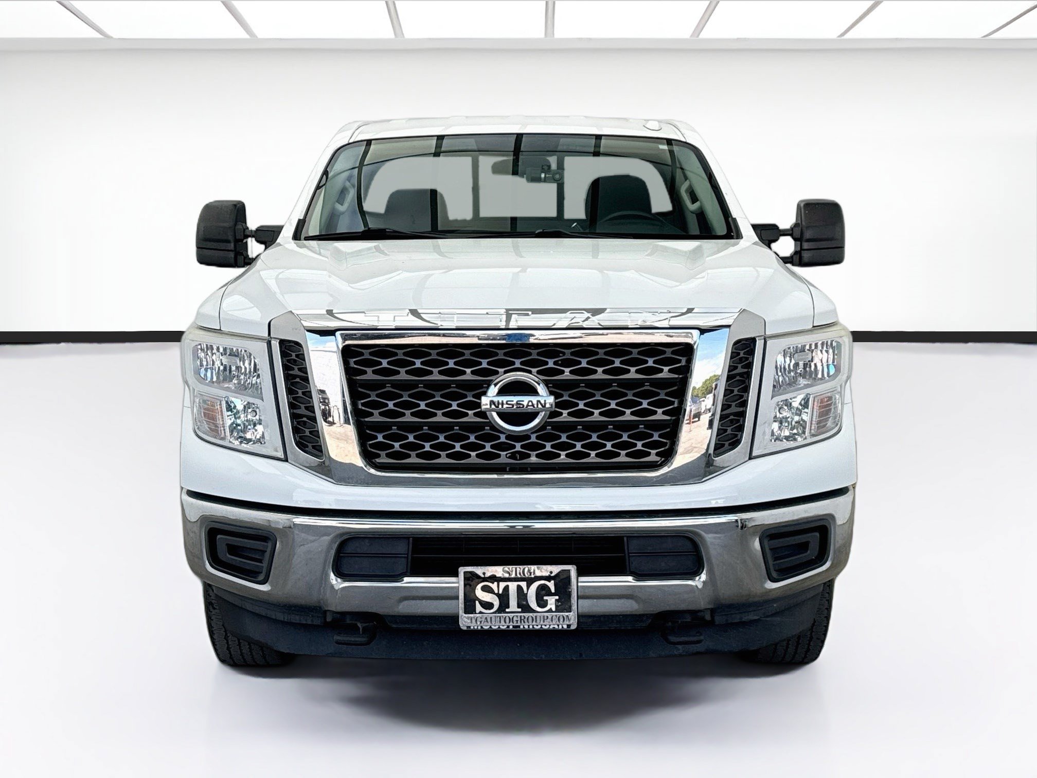 Used 2017 Nissan Titan SV RWD image 2
