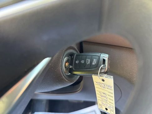 Used 2019 Hyundai Santa Fe SE image 20