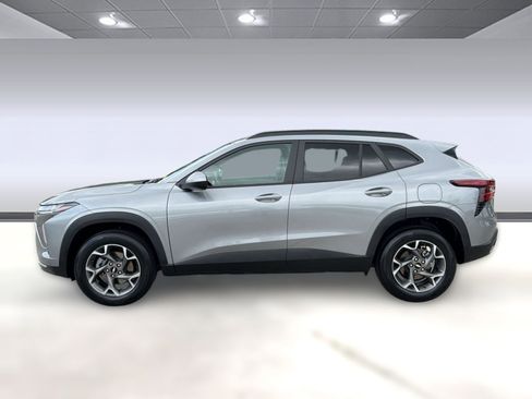 Certified 2025 Chevrolet Trax LT w/ LT Convenience Package FWD image 2