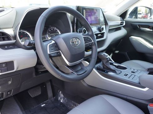 Used 2023 Toyota Highlander XLE AWD/4WD image 14
