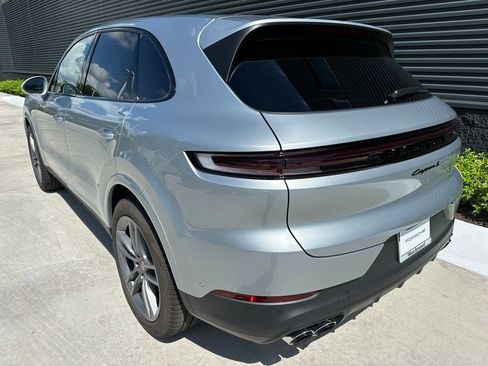 Used 2025 Porsche Cayenne S AWD/4WD image 3