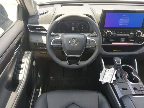 New 2026 Toyota Highlander Platinum AWD/4WD image 16