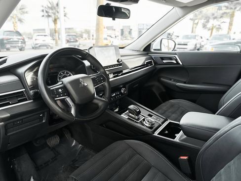 Used 2024 Mitsubishi Outlander SE image 2