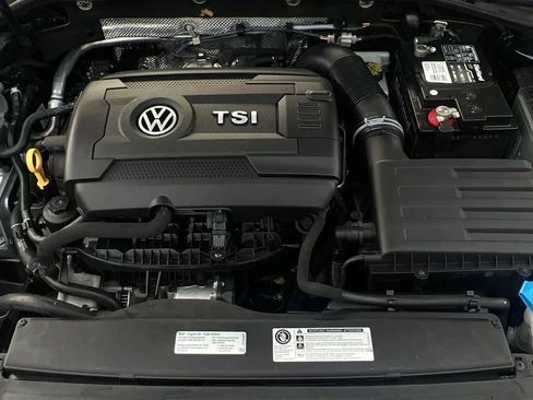 Used 2017 Volkswagen GTI SE image 9