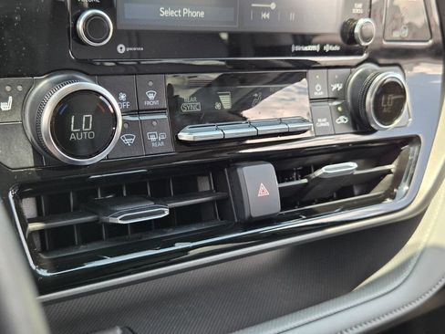 Used 2022 Toyota Highlander XLE FWD image 23