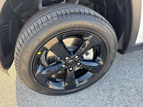 New 2025 Jeep Grand Cherokee L Limited w/ Luxury Tech Group II image 24