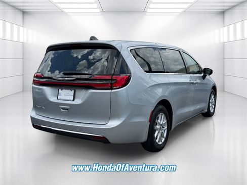 Used 2023 Chrysler Pacifica Touring-L FWD image 5