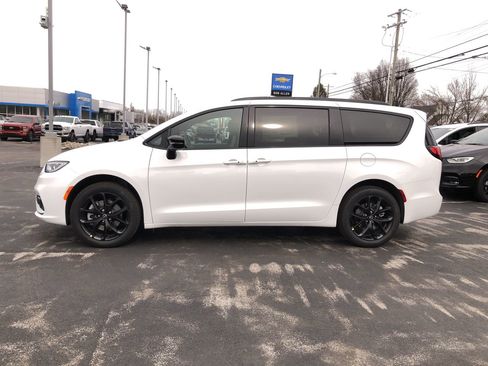New 2026 Chrysler Pacifica Select image 11
