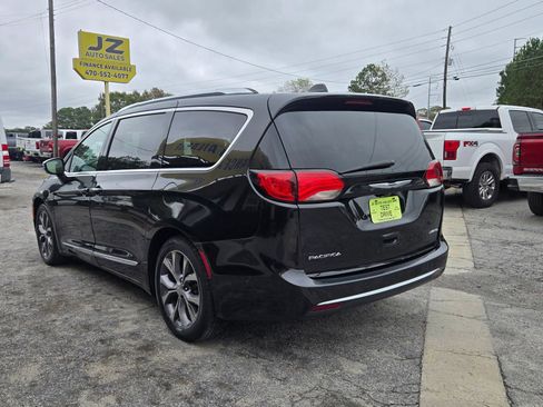Used 2017 Chrysler Pacifica Limited image 5