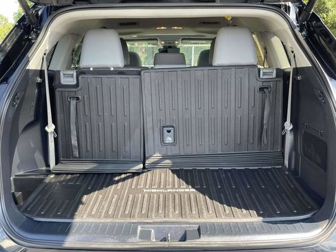 Used 2024 Toyota Highlander XLE AWD/4WD image 11