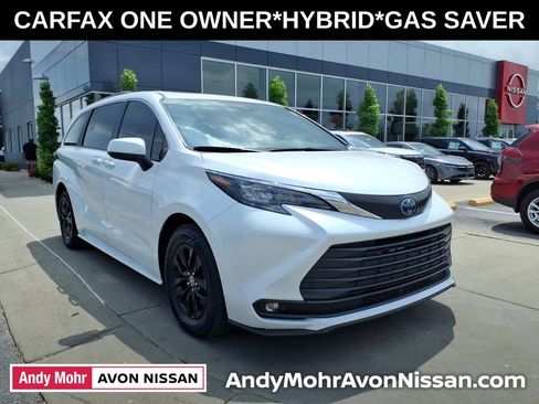 Used 2025 Toyota Sienna XLE FWD image 2