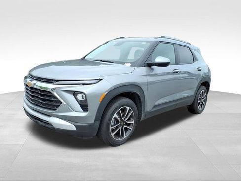 Used 2025 Chevrolet TrailBlazer LT AWD/4WD image 2