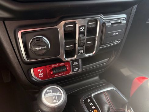 Used 2022 Jeep Wrangler Unlimited Rubicon w/ Dual Top Group AWD/4WD image 19