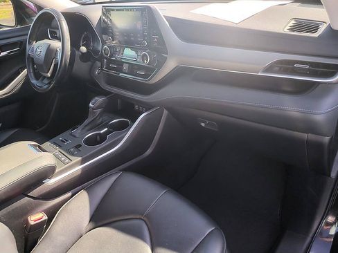 Used 2022 Toyota Highlander XLE AWD/4WD image 34