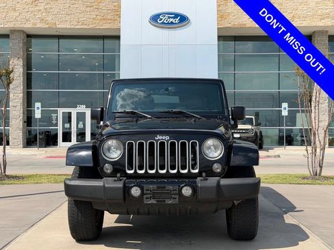 Used 2016 Jeep Wrangler Unlimited Sahara w/ Connectivity Group AWD/4WD image 2