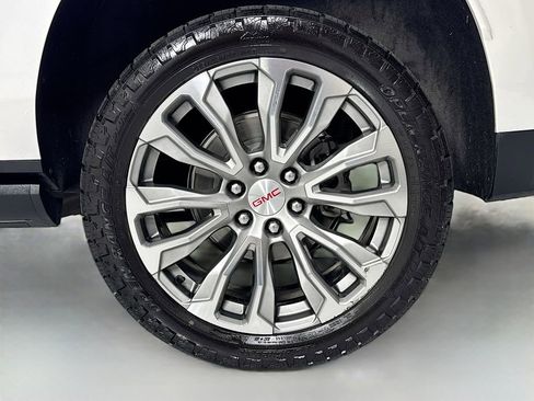 Used 2021 GMC Yukon XL Denali w/ Denali Premium Package AWD/4WD image 8