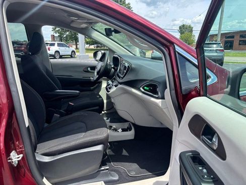 Used 2023 Chrysler Voyager LX FWD image 10