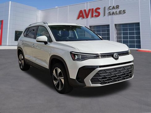 Used 2025 Volkswagen Taos SE AWD/4WD image 3