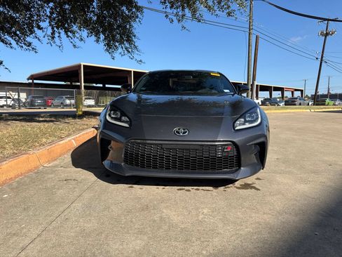 Used 2022 Toyota GR86 RWD image 2