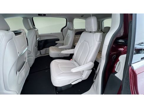 Used 2018 Chrysler Pacifica Touring-L Plus w/ Tire & Wheel Group image 28