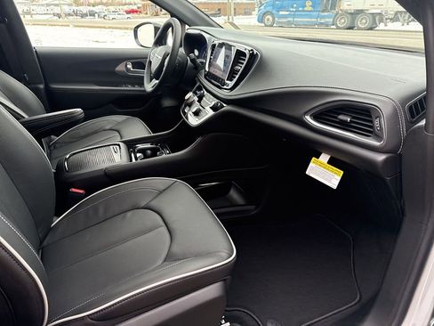 New 2026 Chrysler Pacifica Limited image 41