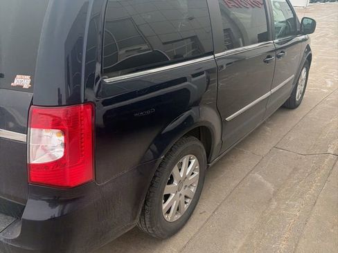 Used 2016 Chrysler Town & Country Touring image 2