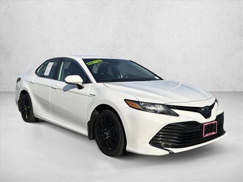 Used 2020 Toyota Camry LE image 3
