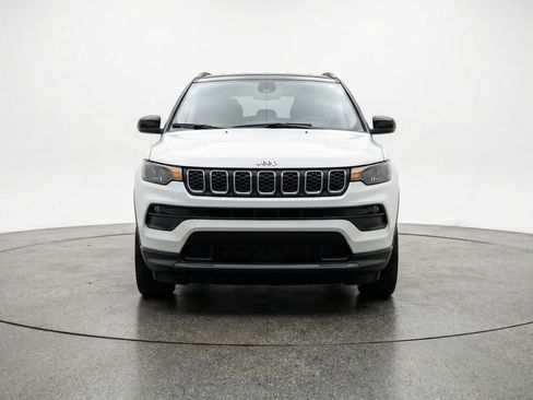 Used 2025 Jeep Compass Latitude AWD/4WD image 2