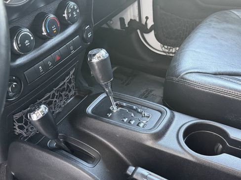 Used 2017 Jeep Wrangler Unlimited Sahara w/ Connectivity Group AWD/4WD image 19