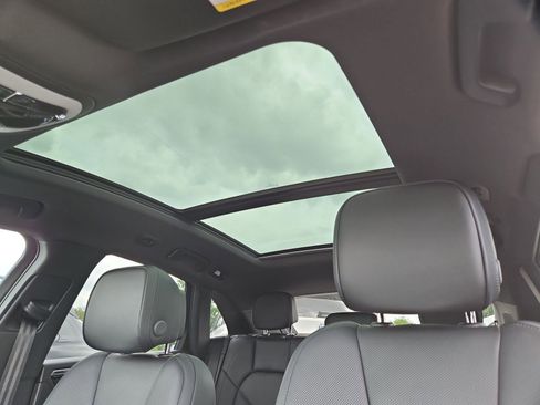 Certified 2026 Porsche Macan AWD/4WD image 28