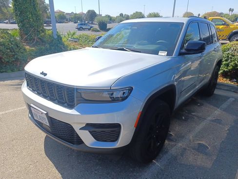 Used 2023 Jeep Grand Cherokee Altitude RWD image 1