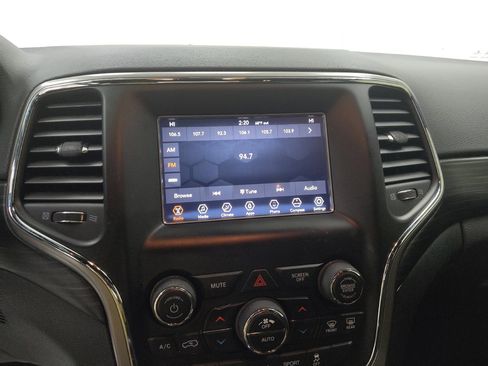 Used 2019 Jeep Grand Cherokee Laredo image 25