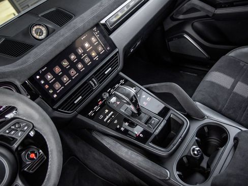 Certified 2022 Porsche Cayenne Turbo GT AWD/4WD image 34