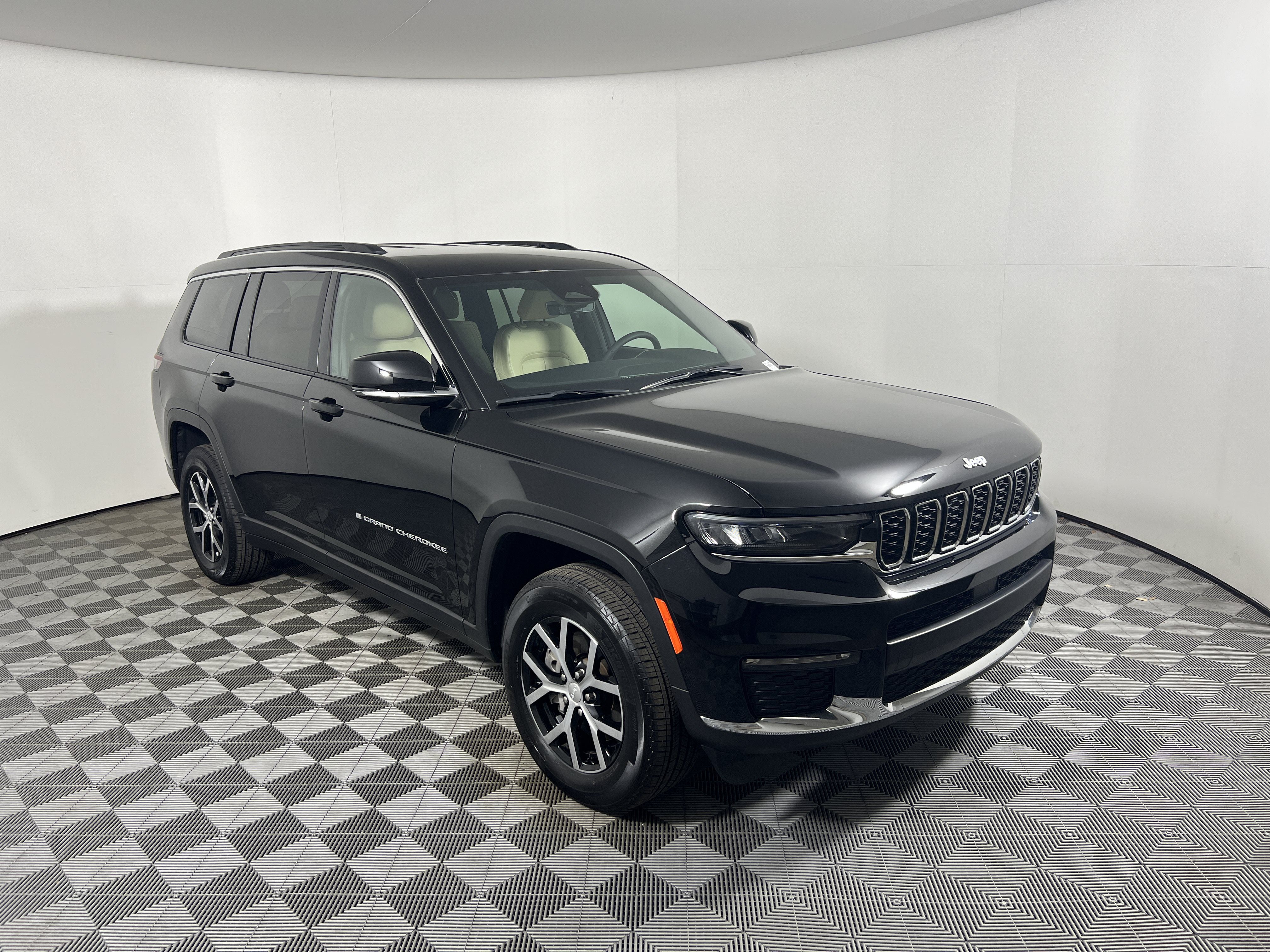 Used 2025 Jeep Grand Cherokee L Limited AWD/4WD image 7