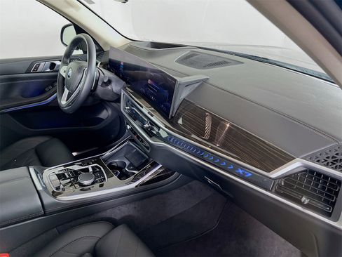 Used 2024 BMW X7 xDrive40i image 32