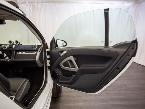 Used 2013 smart fortwo Coupe image 16