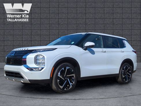 Used 2024 Mitsubishi Outlander SE image 2